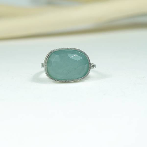 Anillo original con gema preciosa