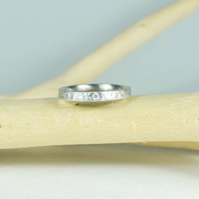 Alianza plata martellé con diamante