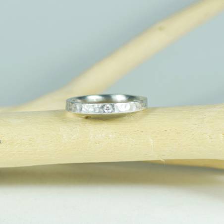 Aliança plata martellé amb diamant