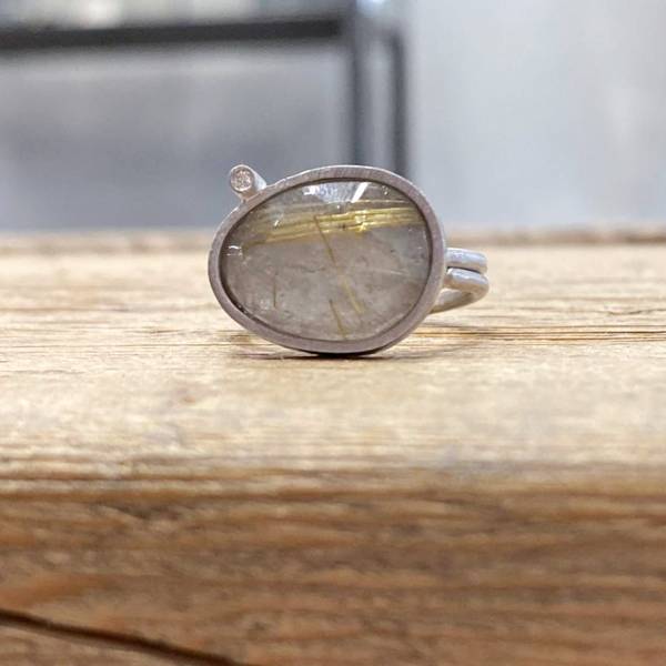 Joya única de plata y cuarzo con diamante natural