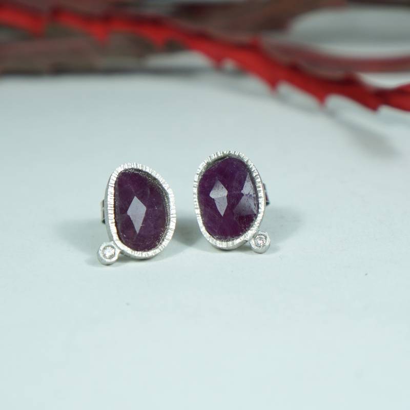Silver earrings with granat abd diamond