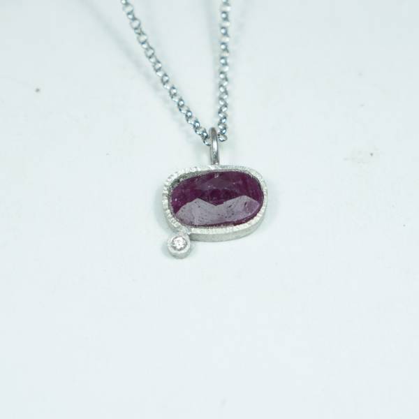 Colgante de plata de ley con granate y diamante
