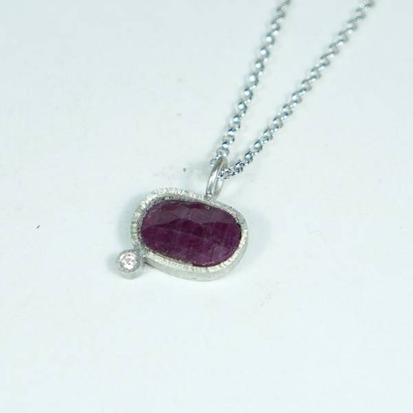 Petit penjoll de plata amb granat i diamant