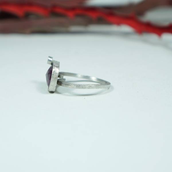 Anell plata de disseny amb granat i diamant