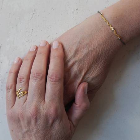18 kts gold bracelet with cotton cord and diamonds