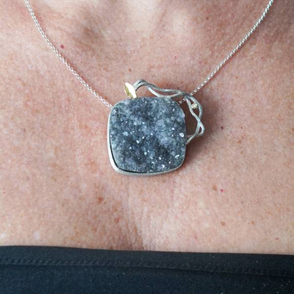 Penjoll de plata i or amb amatista drusa i diamant