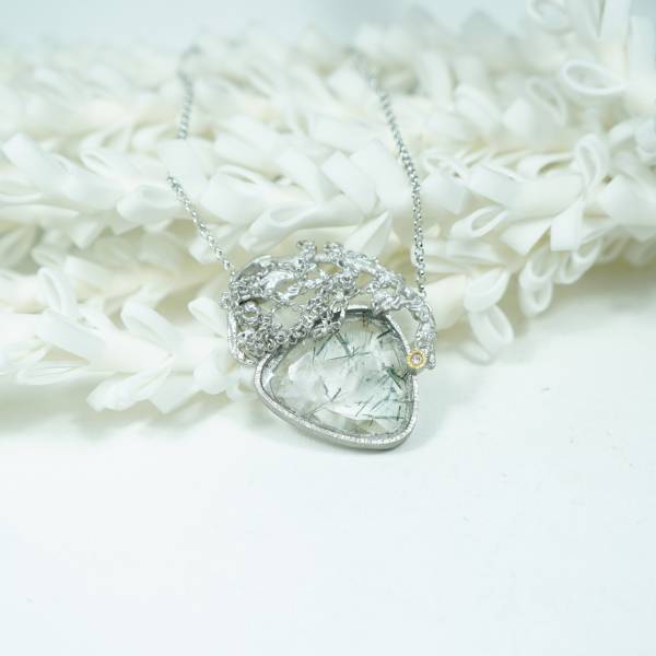 Colgante original con cuarzo rutilo y diamante