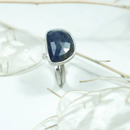 Elegant silver ring with gemstone and diamond