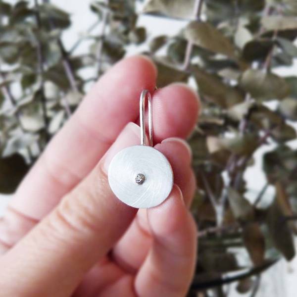 Arracades de plata petites amb diamant natural i tanca de ganxo MOON