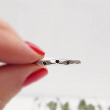 Anell facetes plata i 3 diamants negres