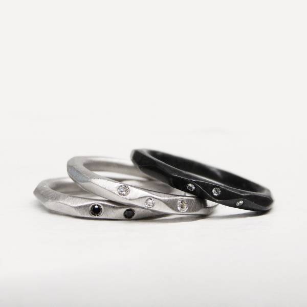 Anillo facetas plata negra y 3 diamantes