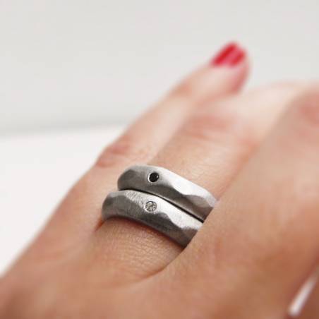 Aliança de plata rodi amb diamant