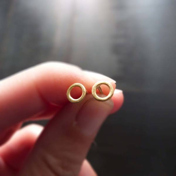 Circle earrings in yellow gold  ELEMENTS