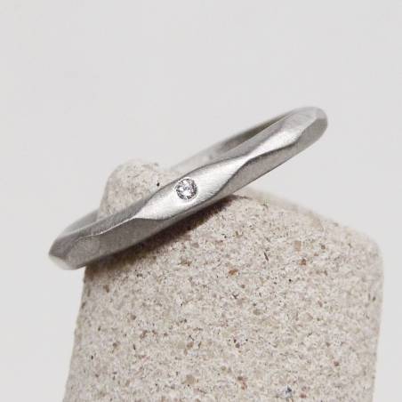 Aliança or blanc facetes amb diamant Aliances
