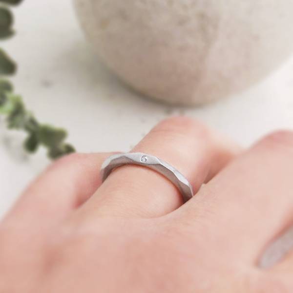 Aliança or blanc facetes amb diamant Aliances