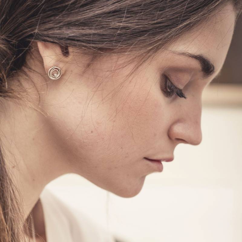 Arracades petites Lia amb diamant natural