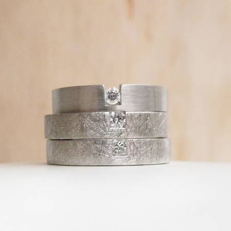 Solitario de oro blanco con diamante talla princesa