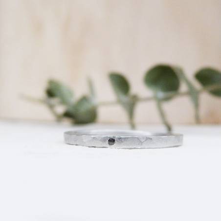 Aliança plata martellé amb diamant negre Aliances