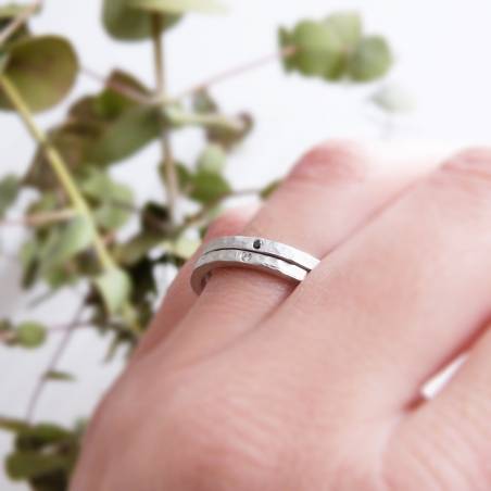 Aliança plata martellé amb diamant negre Aliances