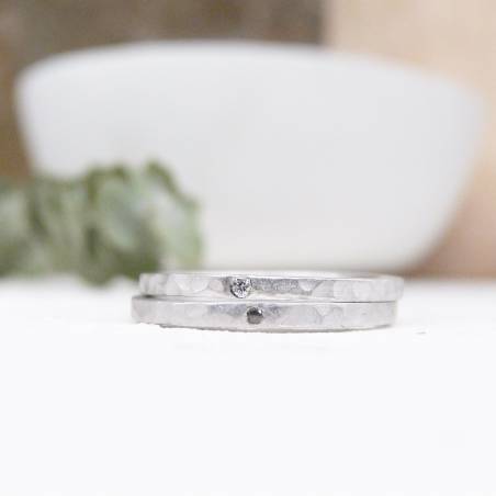 Aliança plata martellé amb diamant negre Aliances