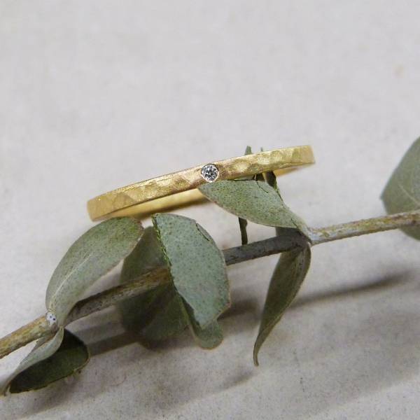 Alianza oro amarillo y diamante martellé Alianzas