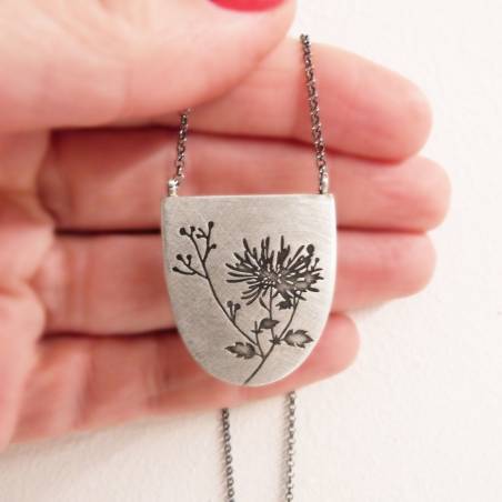 Collaret de plata curt amb gravat floral