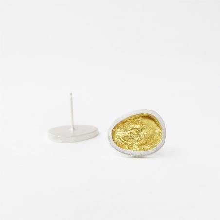 Pendientes pequeños de diseño con pan de oro