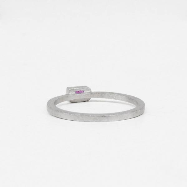 Anillo de diseño fino con piedra natural