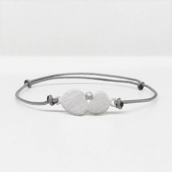 Brazalete de plata con cordón de algodón de colores