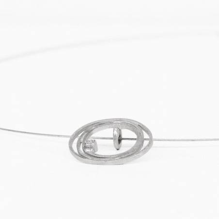 Pequeño colgante de plata minimalista