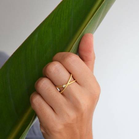 Yellow gold ring with a natural diamond. For woman