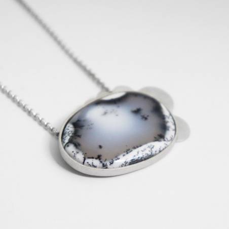 Colgante con gran piedra natural, diamantes negros y plata de primera ley