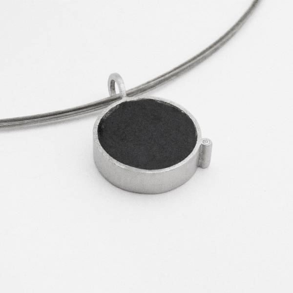 Colgante de plata con acabado mate, pizarra y diamante natural