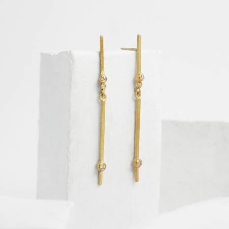 Pendientes largos de oro y diamantes. Joyas perfectas para una boda, regalo especial...