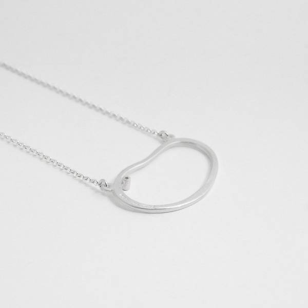 Gargantilla de plata mate con diamante negro Eunoia