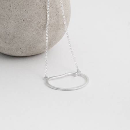 Colgante de plata mate con diamante negro de estilo minimalista