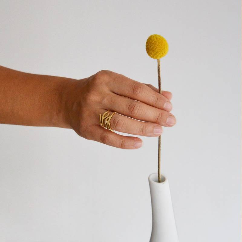 Anillo de diseño mediterráneo realizado en plata de ley con baño de oro.