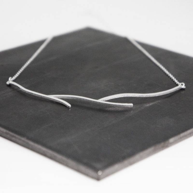 Collar de plata de primera ley para mujer con acabado mate suave.