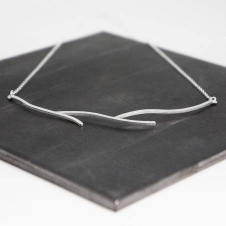 Collar de plata de primera ley para mujer con acabado mate suave.