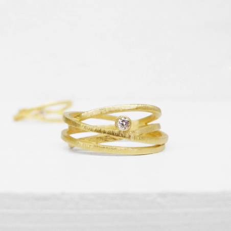 Anillo diseño oro amarillo y diamante natural