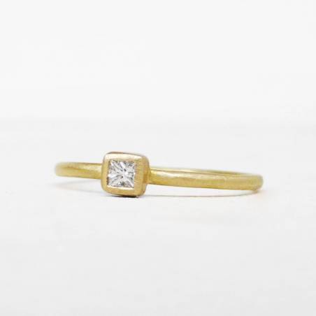 18 Kts gold ring with diamond