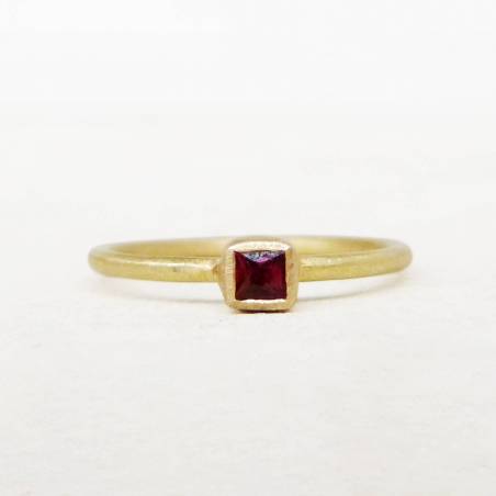 Anillo de oro y turmalina rosa