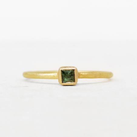 Anillo oro amarillo con turmalina verde Oro