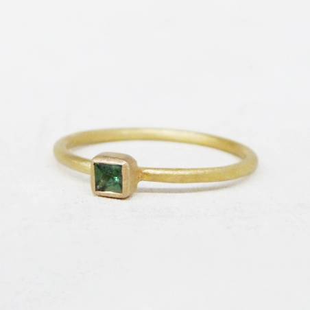 Anillo oro amarillo con turmalina verde Oro