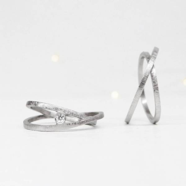 Alianza oro blanco con diamante natural