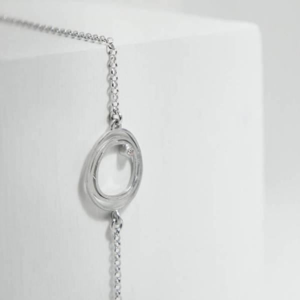 Pulsera de plata de primera ley con baño de rodio de estilo minimalista.