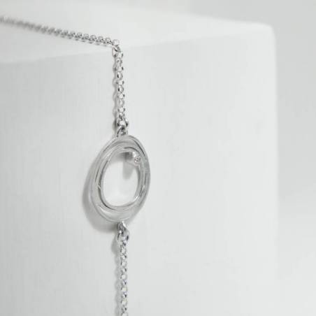 Pulsera de plata de primera ley con baño de rodio de estilo minimalista.