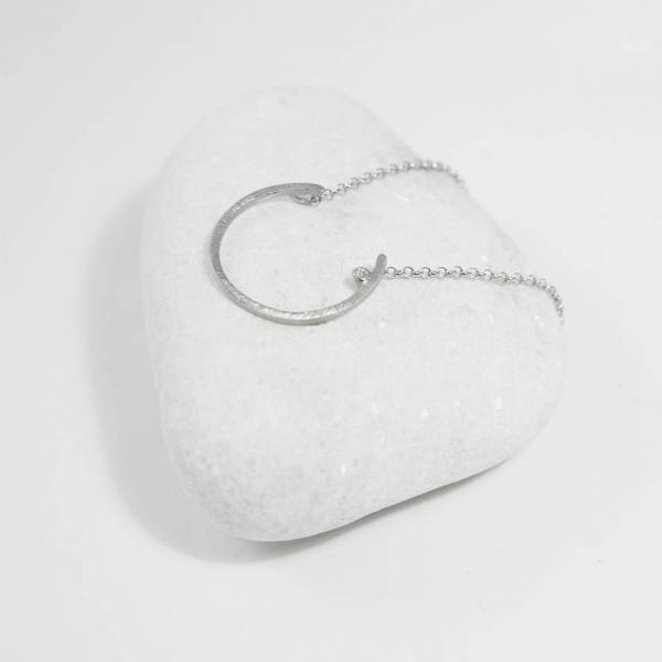 Collar de plata de ley con acabado mate y baño de rodio.