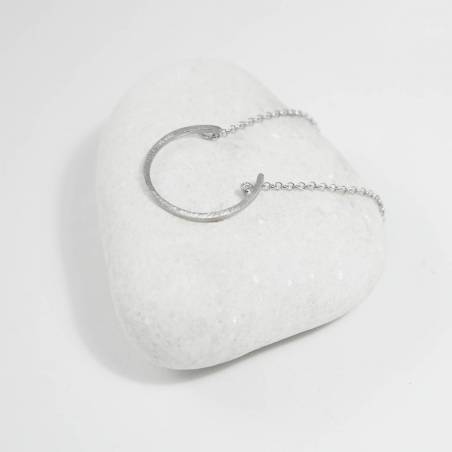 Collar de plata de ley con acabado mate y baño de rodio.