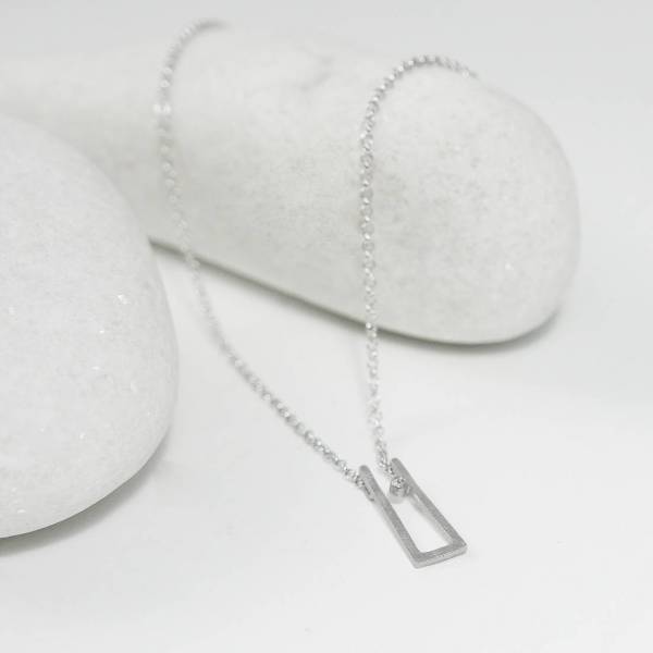 Collar de plata de primera ley con baño de rodio y acabado mate.